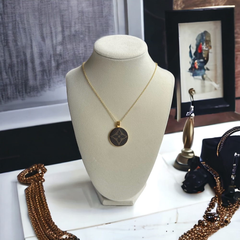 💲ALE! 🏷️ LV Stamp Pendant Necklace ✨